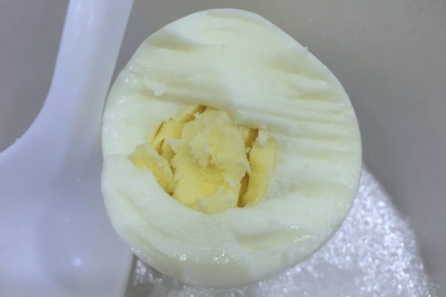 モーテルの朝ごはんのゆで卵