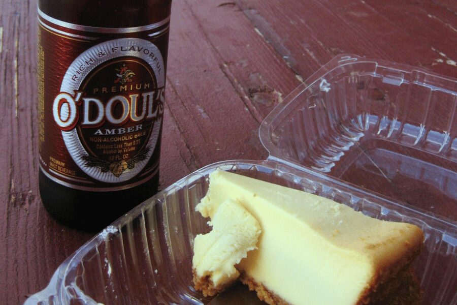 ホテルで買ったノンアルビールとチーズケーキ