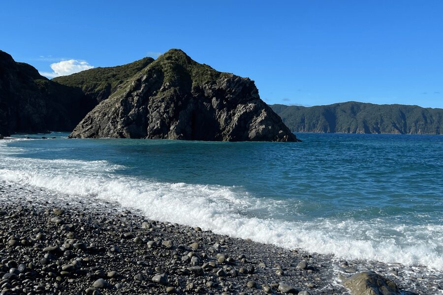崖に囲まれたホノホシ海岸