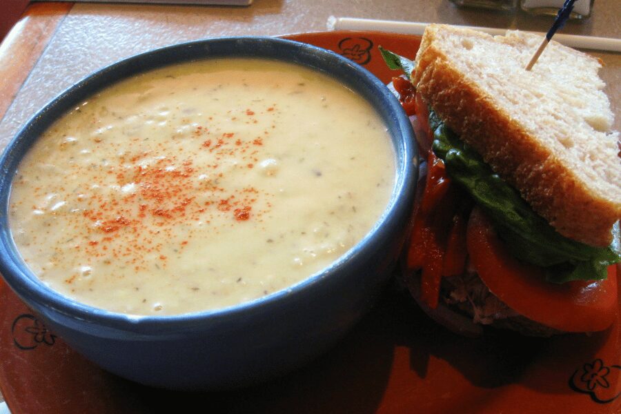Wildflowerのハーフサンドイッチとポテトクリームチーズスープ