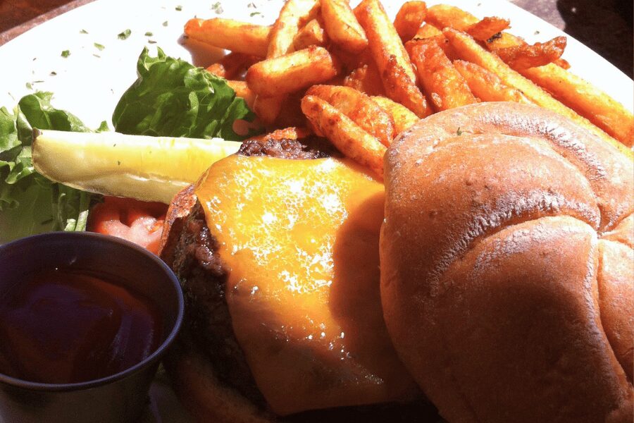 Oak Creek Brewery & Grillのワイルドなハンバーガー