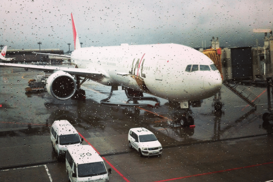 2013年、雨の成田のJAL機