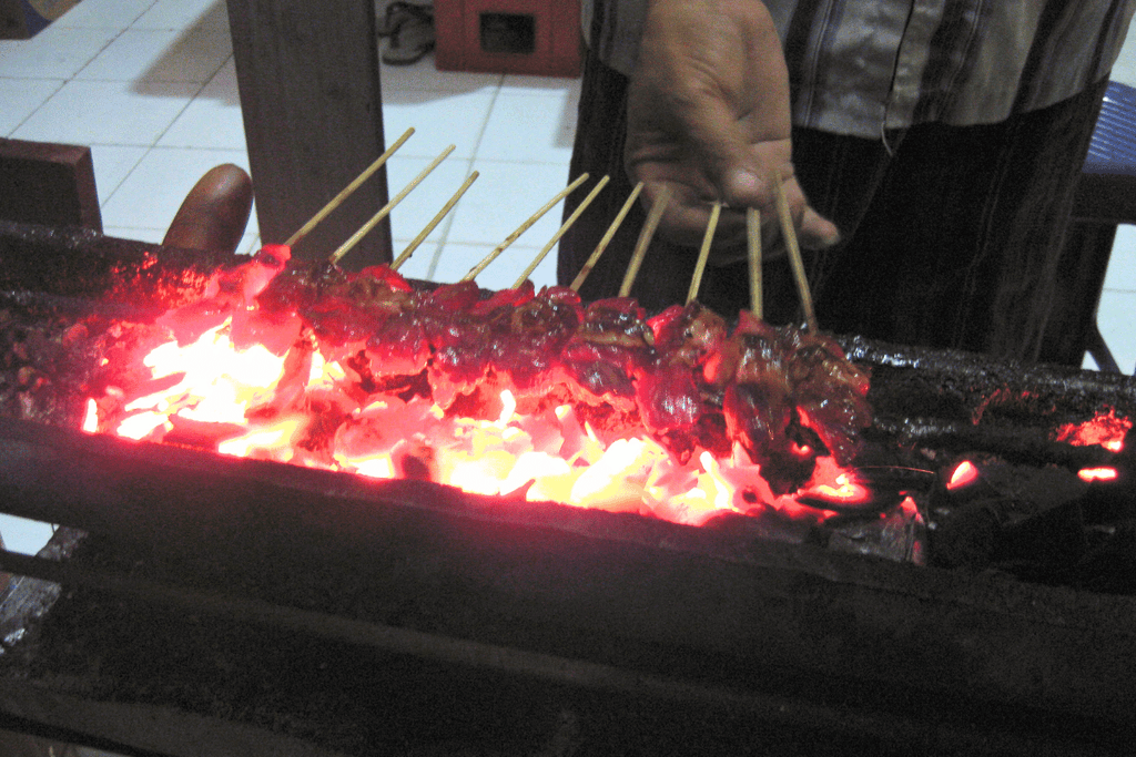 焼き立てのサテ、数十本買っても数百円だったと思う