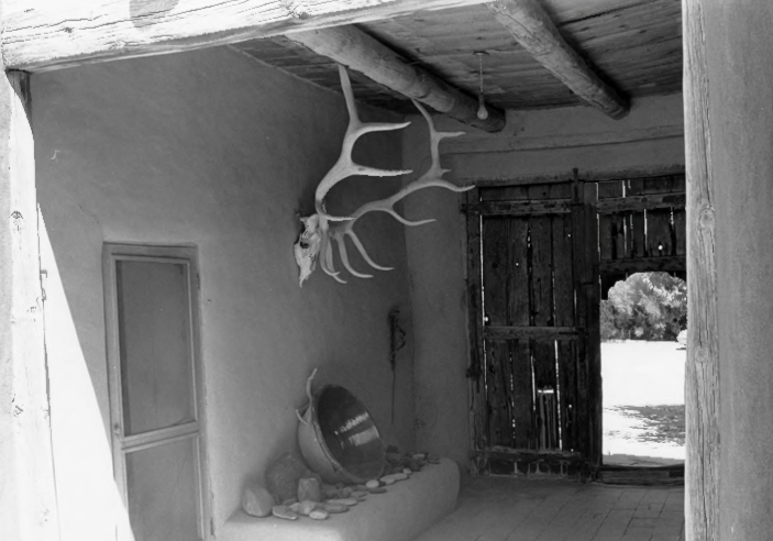 アビキューにあるオキーフの家（Georgia O'Keeffe Home, zaguan, side entrance）